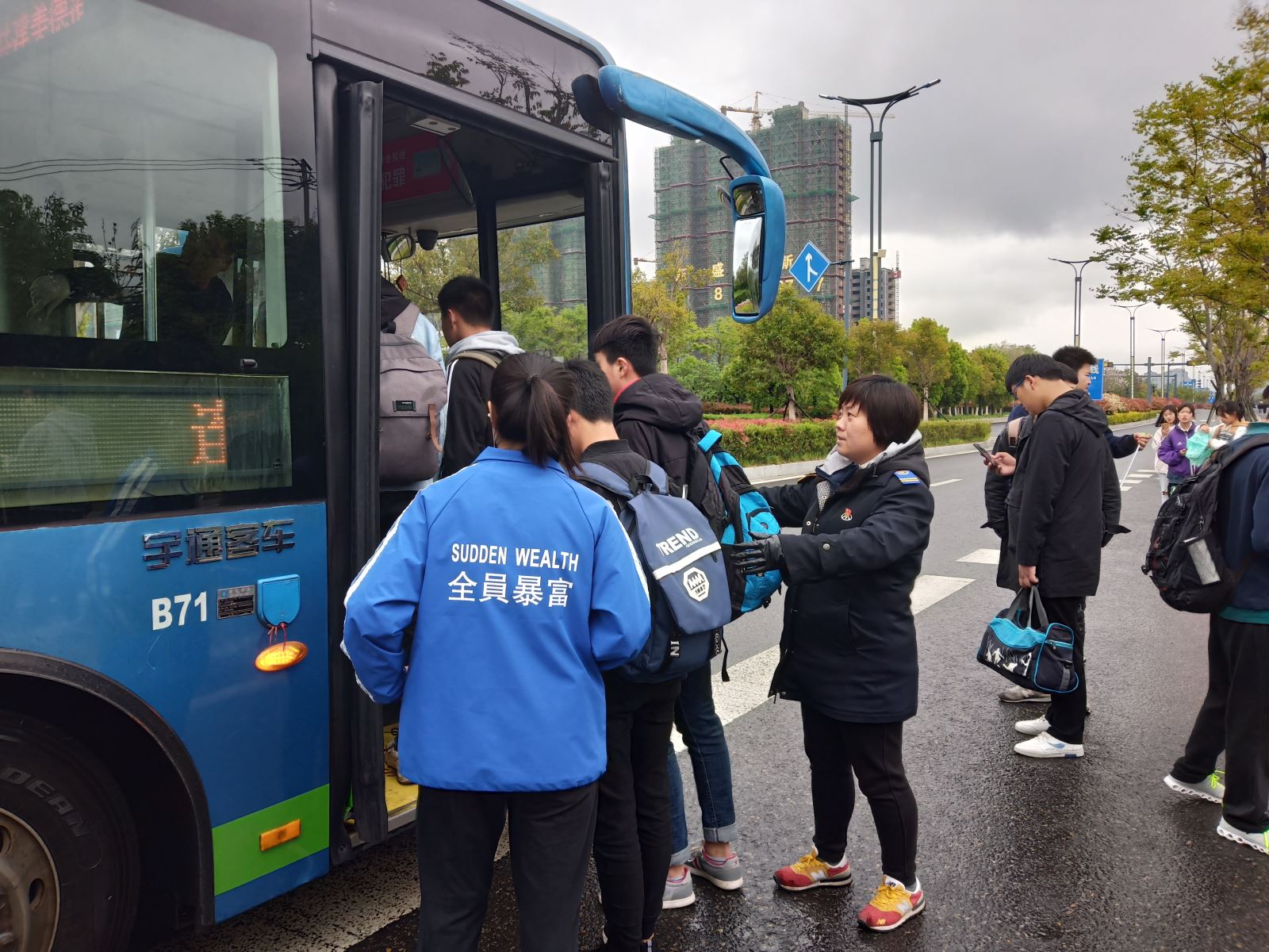 公交集團公交事業(yè)一部全力做好“五一”節(jié)前大學城學生流疏導工作